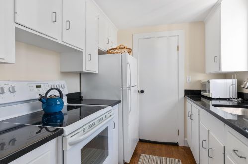 1359 Main St, Chatham MA 02633-2464 exterior