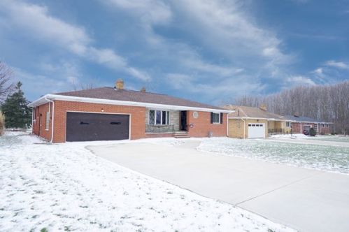 1461 Parkhaven Dr, Cleveland OH  44131-3925 exterior