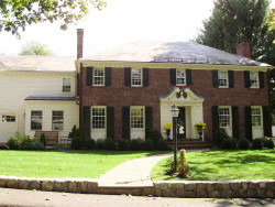 32 Pickwick Rd, Newton, MA 02465-2819