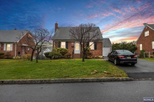 5 Crest Dr, Cresskill NJ  07626-2240 exterior