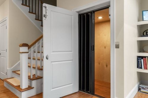 25 Oak Ave, Newton MA 02465-1814 exterior