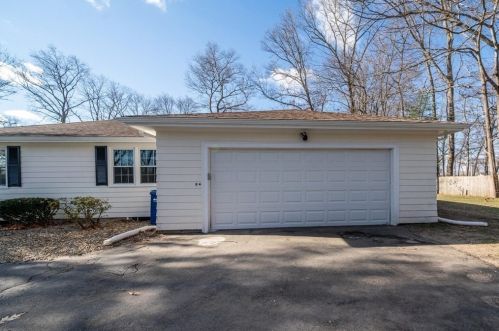 39 Sunset Dr, Seekonk MA 02771-4511 exterior