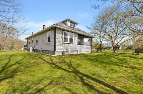 24 Main St, Berkley MA  02779-1399 exterior