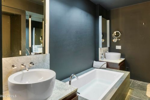 3241 Camelback Rd, Phoenix AZ 85033-1455 exterior