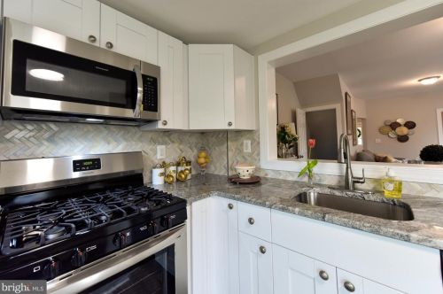 201 Maple Ave, West Deptford NJ  08093-1204 exterior