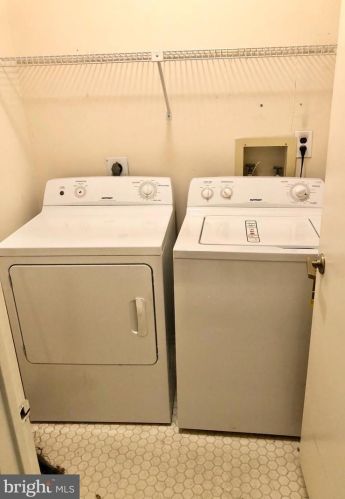 8 Knollwood Dr, West Deptford NJ 08096-6702 exterior