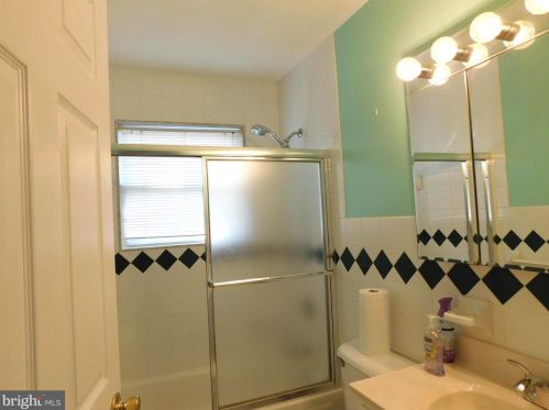 612 Schaeffer Ave, West Deptford NJ 08096-6631 exterior