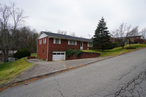 1004 Commanche Dr, Ashland, KY 41102-4321