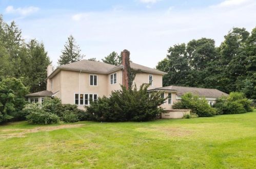 215 Ave, Weston MA 02493-1908 exterior