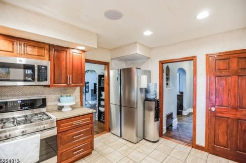 419 Greylock Pkwy, Belleville NJ 07109-2353 exterior