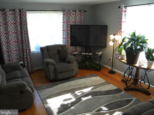 60 Holly Dr, West Deptford NJ  08096-3317 exterior