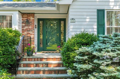 11 Megan Dr, Little Silver, NJ 07739-1157