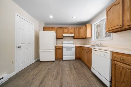 8 Ledge St, Sutton MA 01590-1665 exterior