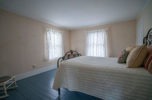 77 Mcclellan St, Amherst MA 01002-2012 exterior