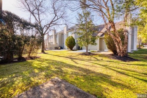 1 Queensbridge Dr, East Hanover NJ 07936-3562 exterior