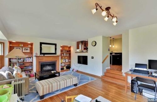 20 Pershing Pl, Cresskill NJ  07626-1910 exterior