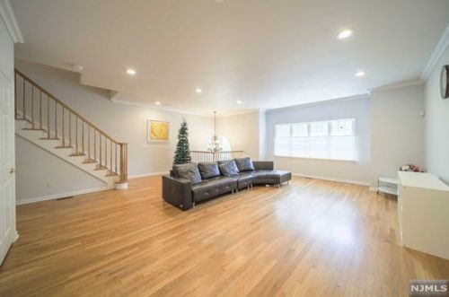 121 Stonegate Trl, Cresskill NJ  07626-2431 exterior