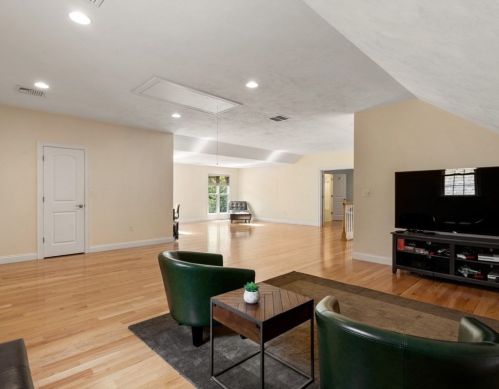 8 Clemmons St, Southborough MA  01772-1314 exterior