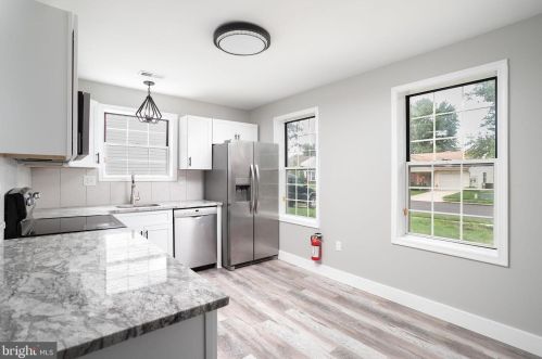 4 Willowwood Ct, Columbus NJ  08022-1025 exterior