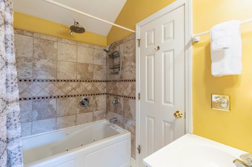 407 Old Harbor Rd, Chatham MA 02633-2375 exterior