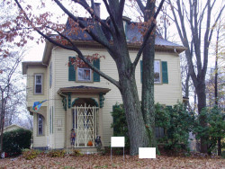 133 Park St, Newton, MA 02458-2041