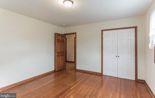 100 Holly Dr, West Deptford NJ 08096-3320 exterior