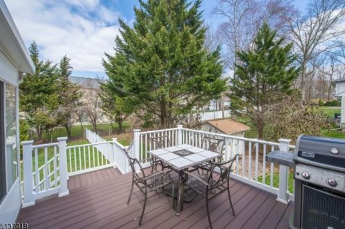 23 Brentwood Dr, East Hanover NJ 07936-2403 exterior