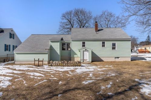 83 Litchfield Ave, Dracut MA 01826-2565 exterior