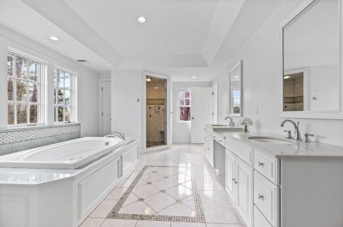 44 Canterbury St, Hingham MA 02043-1453 exterior