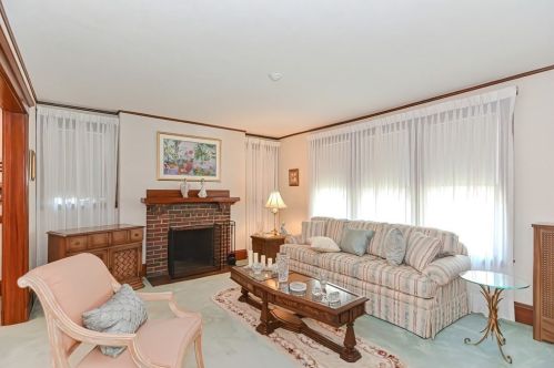 12 Lockeland Ave, Arlington MA 02476-6342 exterior