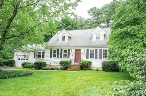 18 Pinewood Rd, Plymouth, MA 02360-5025