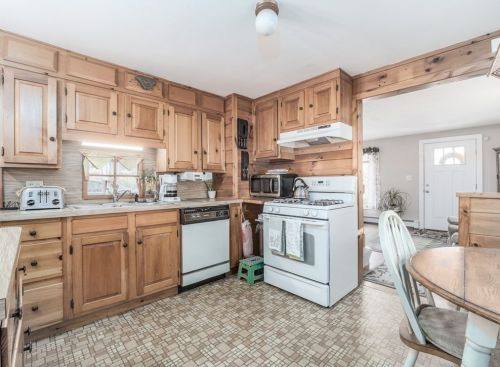 12 Candlewood St, Worcester MA 01602-2804 exterior