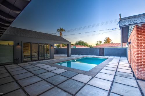 1201 Edgemont Ave, Phoenix AZ 85035-1809 exterior