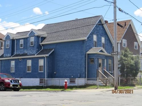 216 Dartmouth St, New Bedford MA 02740-3104 exterior