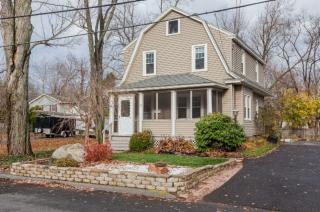 32 Lealand Ave, Agawam, MA 01001-2412