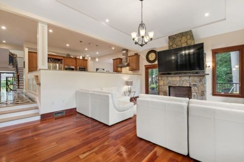 112 Edgewater Dr, Needham MA 02492-2776 exterior