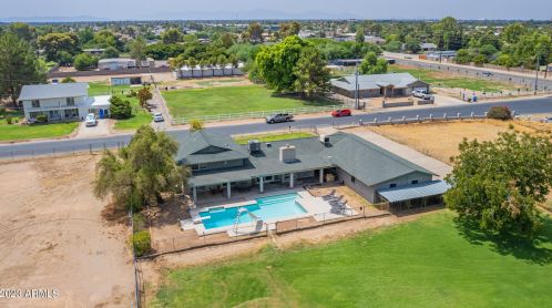 4210 Country Gables Dr, Phoenix AZ 85053-4528 exterior