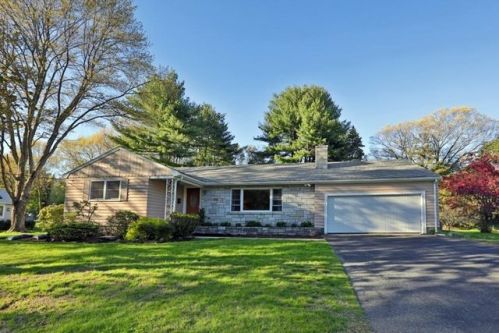 23 Pine St, Lynnfield, MA 01940-2523