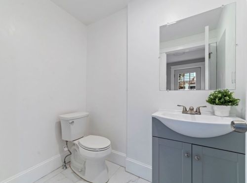 21 Beacon Pl, Chelsea MA  02150-1705 exterior