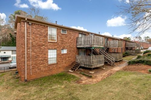 5595 Kingsport Dr, Atlanta GA 30342-4649 exterior