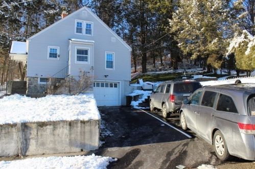 52 Upland St, Worcester, MA 01607-1628