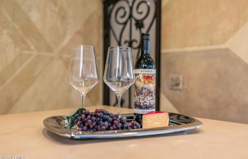 5761 Echo Canyon Cir, Phoenix AZ  85018-1270 exterior