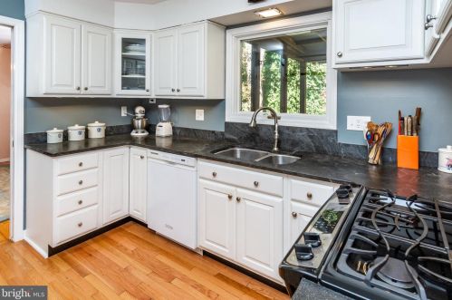 33 Pineknoll Dr, Trenton NJ 08648-3143 exterior