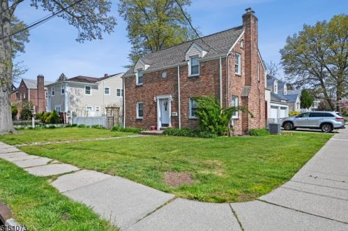 2 Lloyd Pl, Belleville, NJ 07109-2522