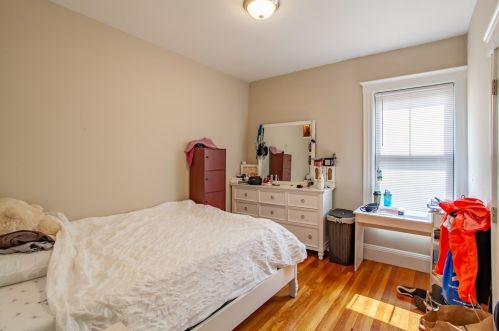 33 Glendale Ave, Everett MA 02149-4102 exterior