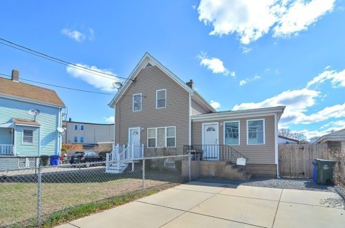 42 Raymond St, Fall River, MA 02723-2824