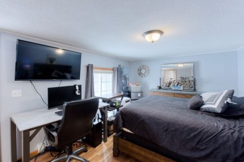 1098 Western Ave, Montgomery MA 01085-2616 exterior