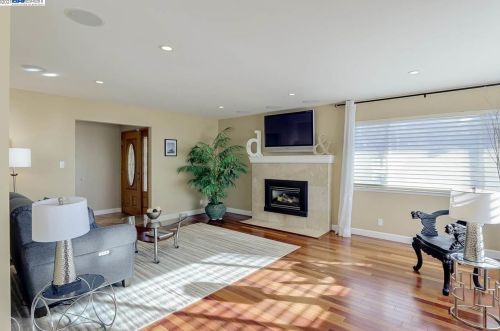 1476 Regent Dr, San Leandro CA 94577-5323 exterior