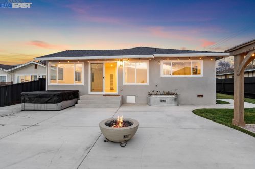 13095 Neptune Dr, San Leandro CA  94577-3130 exterior