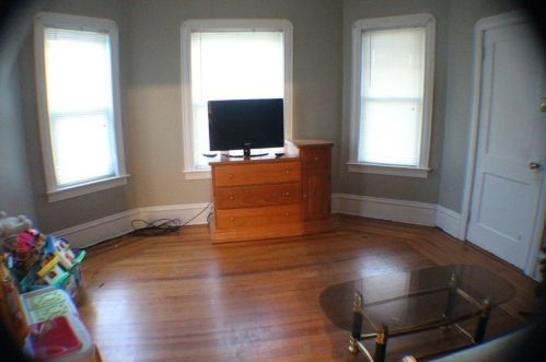 563 Whipple St, Fall River MA 02724-3433 exterior